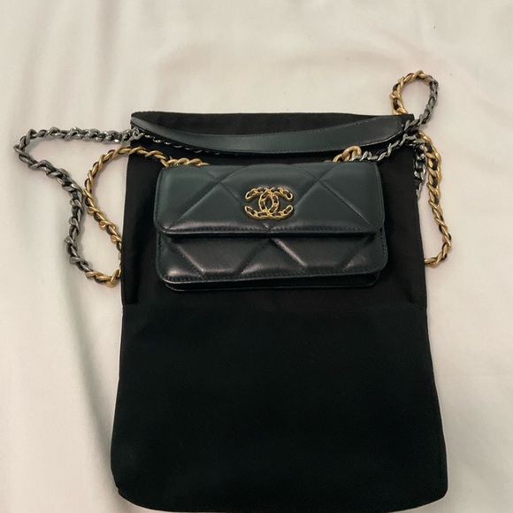 CHANEL 19 Flap Phone Holder with Chain - Picture 1 of 6